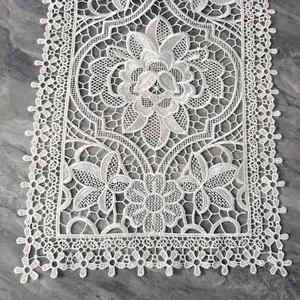Elegante weiße rechteckige Spitzentischdecke mit aufwendigen floralen Lochstickerei-Details.