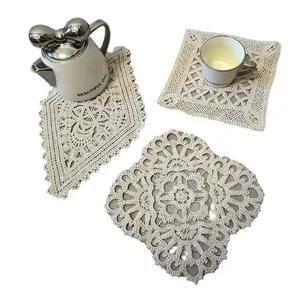 Set van drie retro beige kanten geborduurde onderzetters voor elegante tafeldecoratie