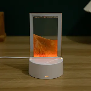 Primer plano de una luz nocturna de arte de arena movediza 3D con brillo naranja cálido.