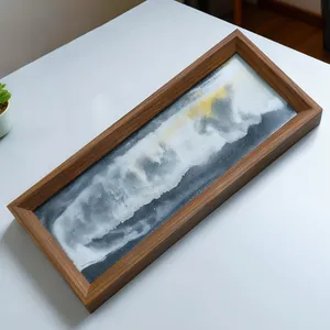 Vista detallada del arte de arena movediza 3D en un marco de madera rectangular oro