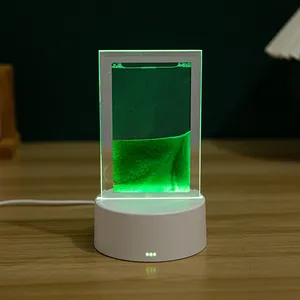 Primer plano detallado de una lámpara de arena movediza que brilla verde en la mesa