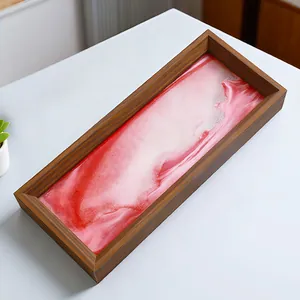 Vista detallada de arte de arena movediza 3D con remolinos rojos y blancos en marco de madera