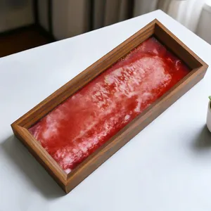 Detalle del arte de la arena movediza roja y blanca en un marco de madera.