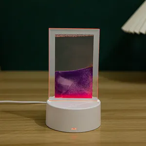 Primer plano de lámpara de mesa de arena en movimiento con líquido violeta suave