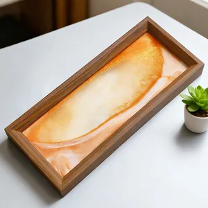 Primer plano angular de una pintura de arte de arena movediza 3D con marco de madera