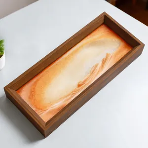 Vista detallada del arte de arena movediza 3D en marco rectangular de madera