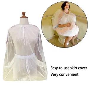 Detalle del ayudante de falda de novia de malla blanca para vestidos largos