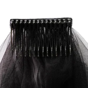Makroansicht des schwarzen Haarkamms am gotischen Spitzenhochzeitsschleier für Halloween