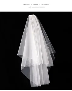 Vista detallada del velo de novia de malla suiza de doble capa con caída minimalista