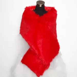 Vue macro détaillée d'un châle de mariage en fausse fourrure rouge vif sur un mannequin d'exposition