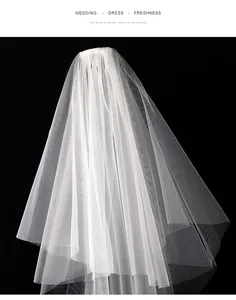 Primer plano de elegante velo de novia blanco de doble capa con peine de metal