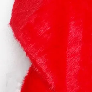 Gros plan sur un tissu luxueux en fausse fourrure rouge pour châles de mariée élégants