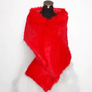 Vue détaillée de la texture en fausse fourrure rouge de ce châle de mariée chic