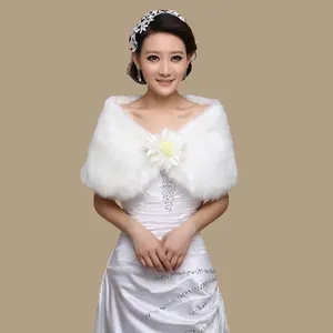 Elegante chal de novia en piel sintética blanca con flor para bodas de invierno