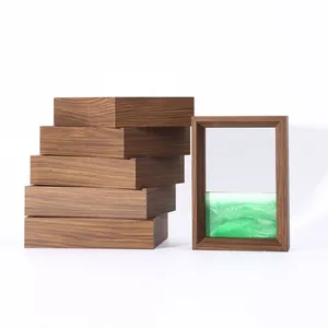 Vista detallada que muestra la textura de madera de los marcos de arte de arena 3D