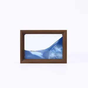 Vista frontal de un adorno de arte de arena movediza 3D en un marco de madera minimalista