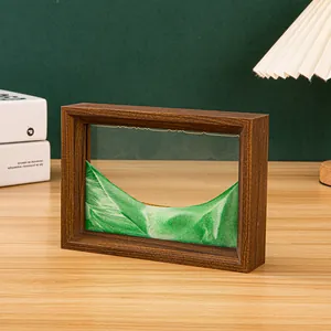 Detailansicht grüner 3D-Fließsandkunst in einem braunen Holzrahmen zur Schreibtischdekoration