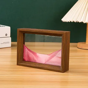 Detailansicht des 3D-Fließsandbildes in Rosa und Weiß auf einem Schreibtisch aus Holz