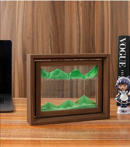 Fließendes Sandkunstbild in grünem Bergdesign mit elegantem Holzrahmen als Deko