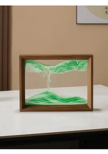 Detailansicht von 3D grüner bewegter Sandkunst in einem rustikalen Holzbilderrahmen