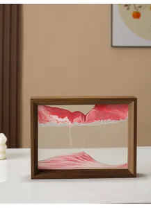Detaillierte Makroansicht von 3D-Fließsandkunst mit rosa Sand und natürlichem Holzrahmen