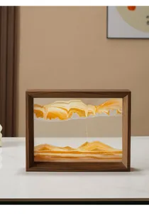 Nahaufnahme eines 3D-Treibsandbild-Rahmens mit goldenem Landschaftsmuster für Deko.