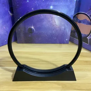 Vista detallada del marco redondo negro y el soporte de base para arte de arena móvil