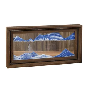 Elegante rechteckige Sandkunst-Deko im Holzrahmen mit blauer und weißer Berglandschaft