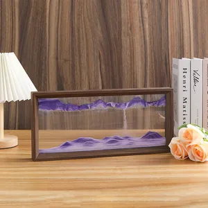 Elegante decoración artística de arena movediza púrpura en un marco de madera natural