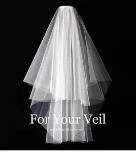 Elegante velo de novia de malla suiza blanca de dos capas con diseño minimalista.