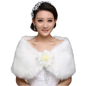 Elegante chal de novia en piel sintética blanco roto con flor para bodas de invierno