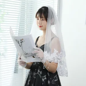 Eleganter weißer zweilagiger Hochzeitsschleier mit Spitzenstickerei und Haarkamm