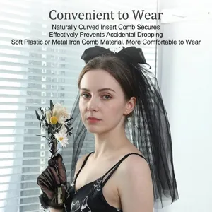 Élégant voile de mariée court noir à double couche avec nœud et perles.
