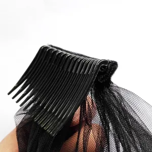 Nahaufnahme des schwarzen Kunststoff-Haarkamms an einem Brautschleier aus Tüllnetz