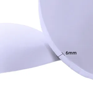 Detailansicht der 6 mm dicken weißen Schaumstoff-Einlagen für Kleider und Yoga-Kleidung