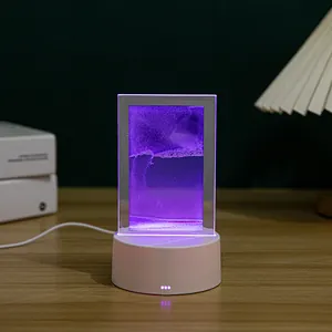 Vista detallada de una lámpara de noche de arena violeta sobre una mesa de madera rústica