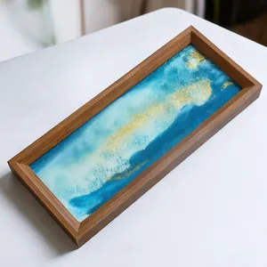 Primer plano de arte de arena dinámica 3D en marco de madera con patrones de purpurina azul y oro.