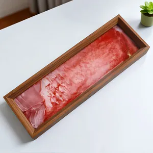 Detalle de un marco de madera rectangular con pintura artística de arena movediza roja 3D