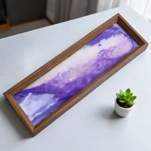 Vista detallada de un marco de madera rectangular con arte de arena movediza morada