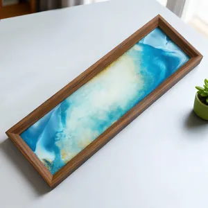 Vista detallada del arte de arena movediza 3D azul y oro en un marco de madera