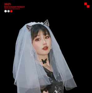 Detalle de un velo de novia blanco minimalista de doble capa con una suave textura de malla