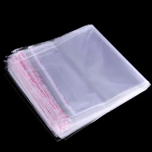 Pila de bolsas de plástico transparentes autoadhesivas con tira roja