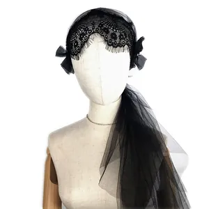 Détail du voile de mariée en dentelle noire avec mesh et nœuds pour Halloween.
