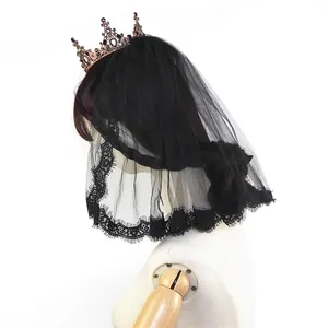 Detalle lateral de un velo de novia de encaje negro con una corona gótica vintage