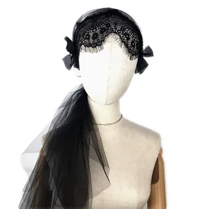 Gros plan d'un voile de mariée noir avec dentelle sur un mannequin