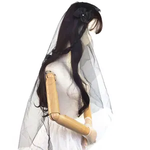Vue détaillée de profil d'un voile de mariée gothique noir avec nœud en dentelle