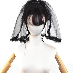 Primer plano de un velo de novia gótico negro de Halloween con bordes de encaje