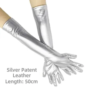 Nahaufnahme der 50 cm langen silbernen Metallic-Lackleder-Opernhandschuhe für Cosplay