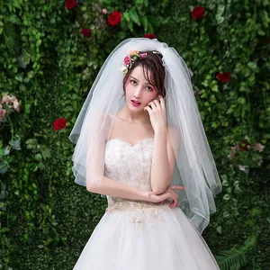 Élégant voile de mariée court en maille souple blanche avec design romantique multicouche