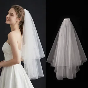 Elegante velo da sposa multistrato color avorio su modella e sfondo nero
